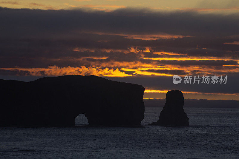 著名的Perce Rock在加斯比半岛日出，加拿大魁北克